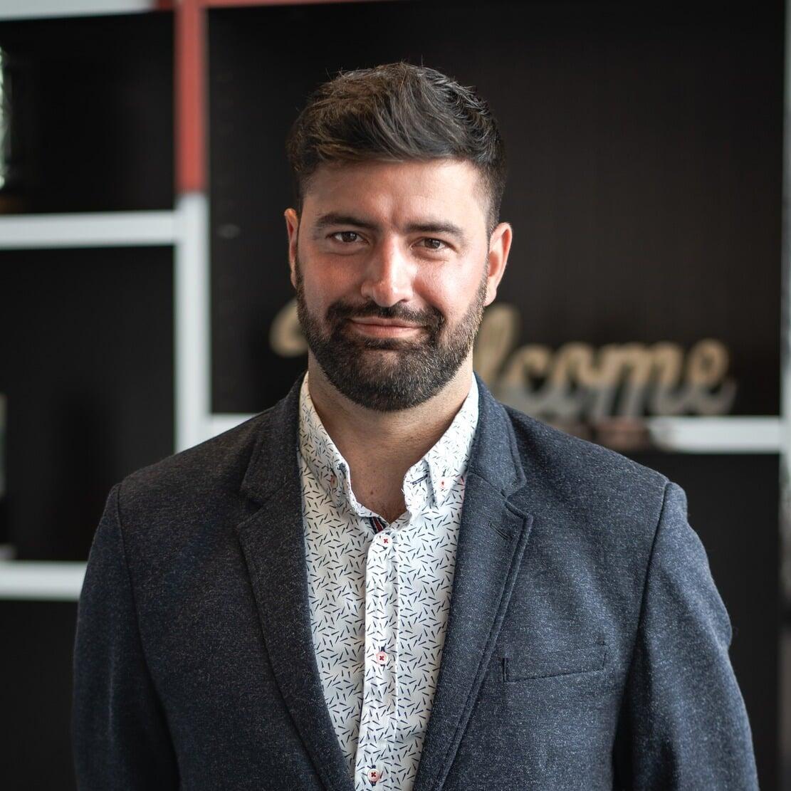 Portrait professionnel d'Evan Patruno, courtier immobilier résidentiel et commercial au Québec. Représentant la passion, la confiance et l'engagement, cette photo reflète un accompagnement personnalisé pour tous vos projets immobiliers.